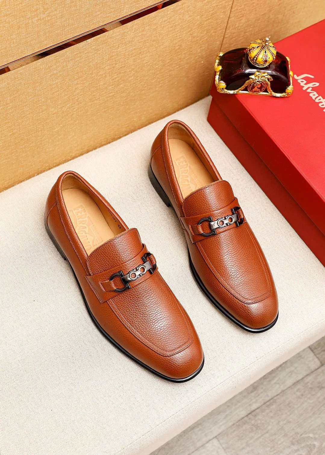 Men's shoes 💰462 💐 Product trademark: Ferragamo "Ferragamo" casual leather shoes Regular size: 38-44 (45.46.47🉑️Customized) Product materials: Selected imported pebbled cowhide upper + classic hardware buckle, imported water-dyed cow leather lining. Strong three-dimensional visual effect, original outsole color: 2 colors available